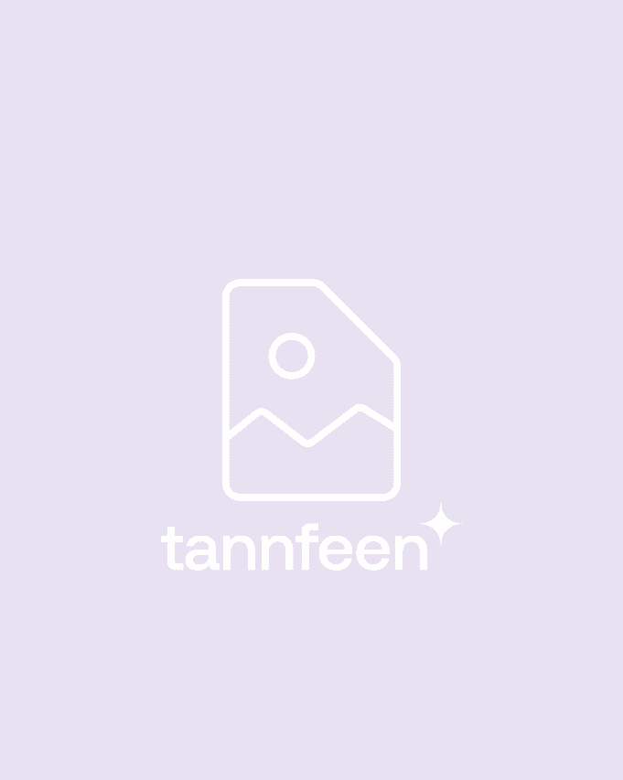 Hvitt logo på lys lilla bakgrunn: et stilisert papir med avrundet kant og skrått topphjørne, inneholder en sirkel og en fjellform; under står teksten «tannfeen» med en liten gnist ved siden av.